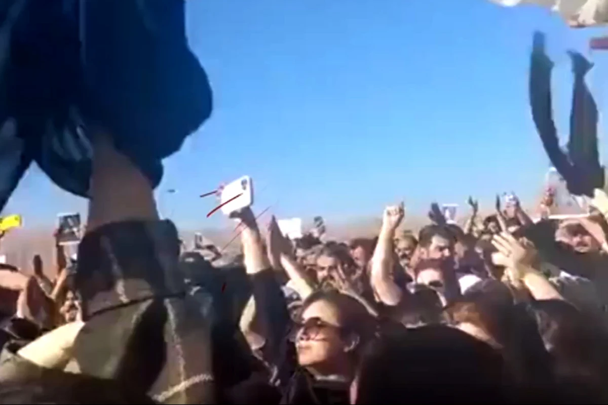 Волнения в Иране: Женщины в знак протеста сняли хиджабы - ВИДЕО