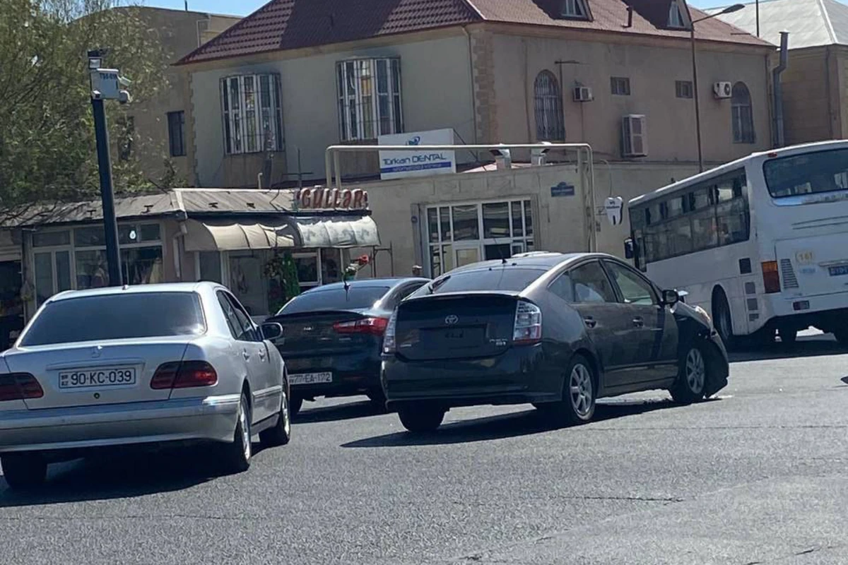 Bakıda 3 Prius qəza törətdi - VİDEO