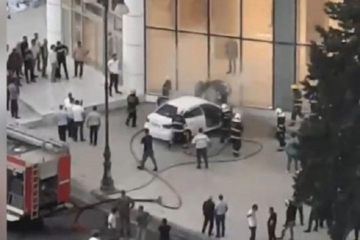 “Ukrayna dairəsi” yaxınlığında Hyundai yanıb - VİDEO - YENİLƏNİB