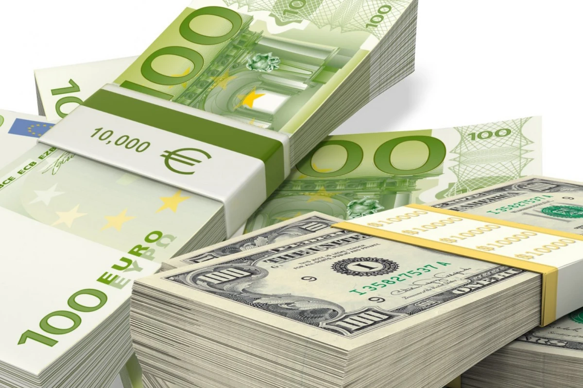 Avro dollar qarşısında 20 illik minimuma düşdü - FOTO Avro dollar qarşısında 20 illik minimuma düşdü - FOTO