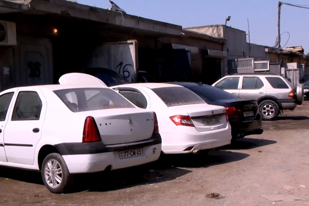 Qarajlar yolu bərbad vəziyyətə salıb: Ustaların səs-küyündən gecələr yata bilmirik - VİDEO Qarajlar yolu bərbad vəziyyətə salıb: Ustaların səs-küyündən gecələr yata bilmirik - VİDEO