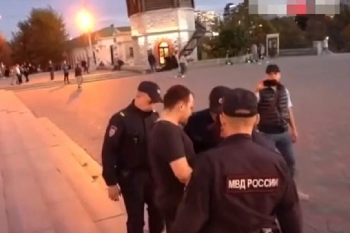 Rusiyada polis səhvən təhlükəsizlik orqanının əməkdaşlarını saxladı - VİDEO