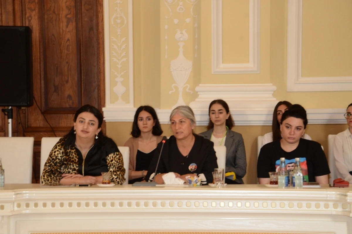 Bakı Şəhər İcra Hakimiyyətində şəhid ailələri ilə görüş keçirilib - FOTO Bakı Şəhər İcra Hakimiyyətində şəhid ailələri ilə görüş keçirilib - FOTO