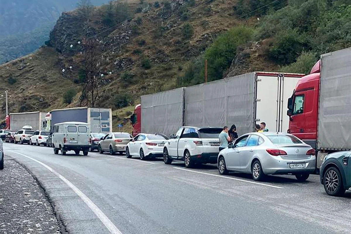 Rusiya-Gürcüstan sərhədində 3 mindən çox nəqliyyat vasitəsi dayanıb - FOTO Rusiya-Gürcüstan sərhədində 3 mindən çox nəqliyyat vasitəsi dayanıb - FOTO