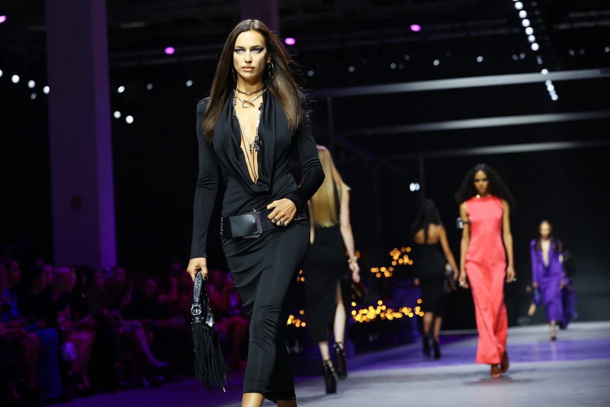 Ирина Шейк произвела фурор на показе Versace в платье с глубоким декольте Ирина Шейк произвела фурор на показе Versace в платье с глубоким декольте