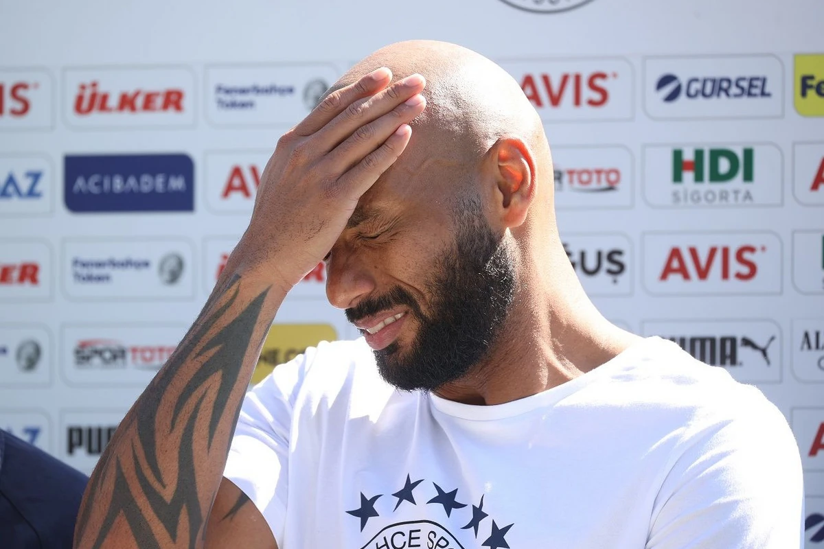 Fənərbağçanın futbolçusunu canlı yayım zamanı arı sancıb - VİDEO