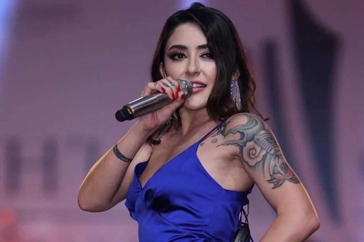 Melek Mossonun uşaqlıq fotosu gündəm oldu - FOTO