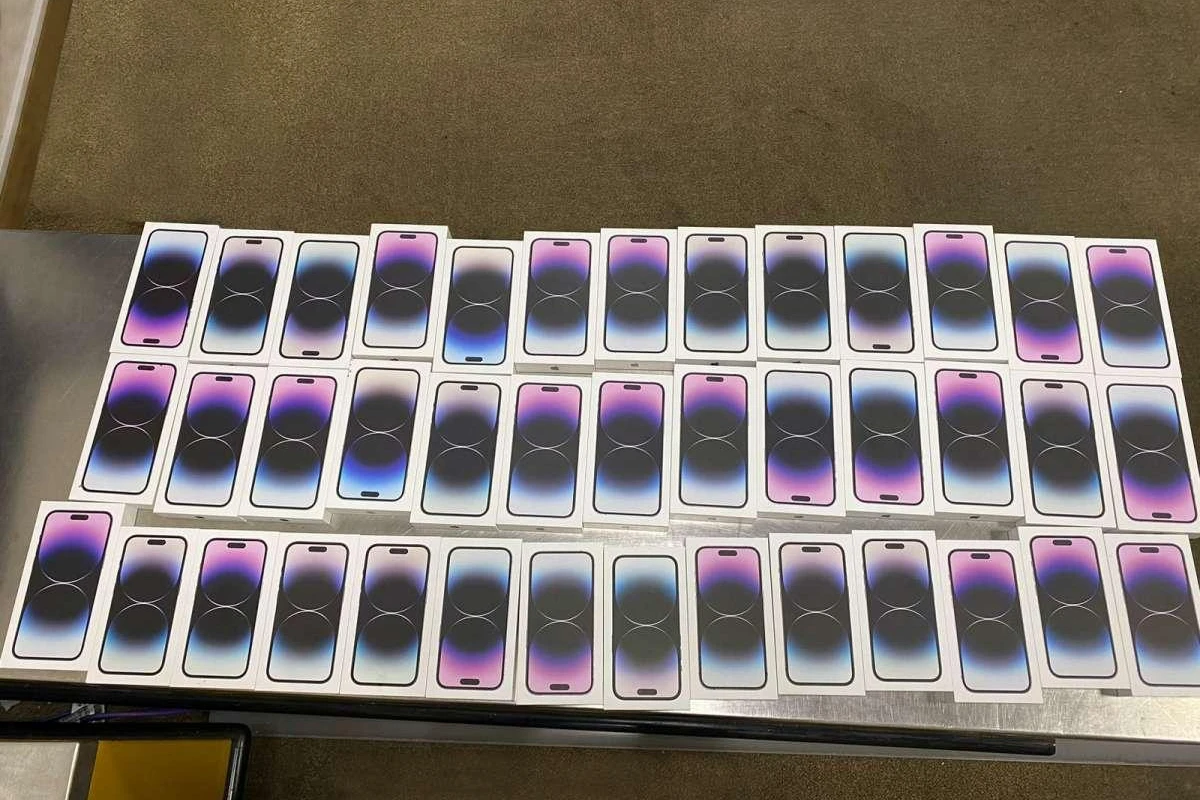 Azərbaycana iki çamadan iPhone keçirmək istəyən şəxs Gömrükdə saxlanıldı - FOTO
