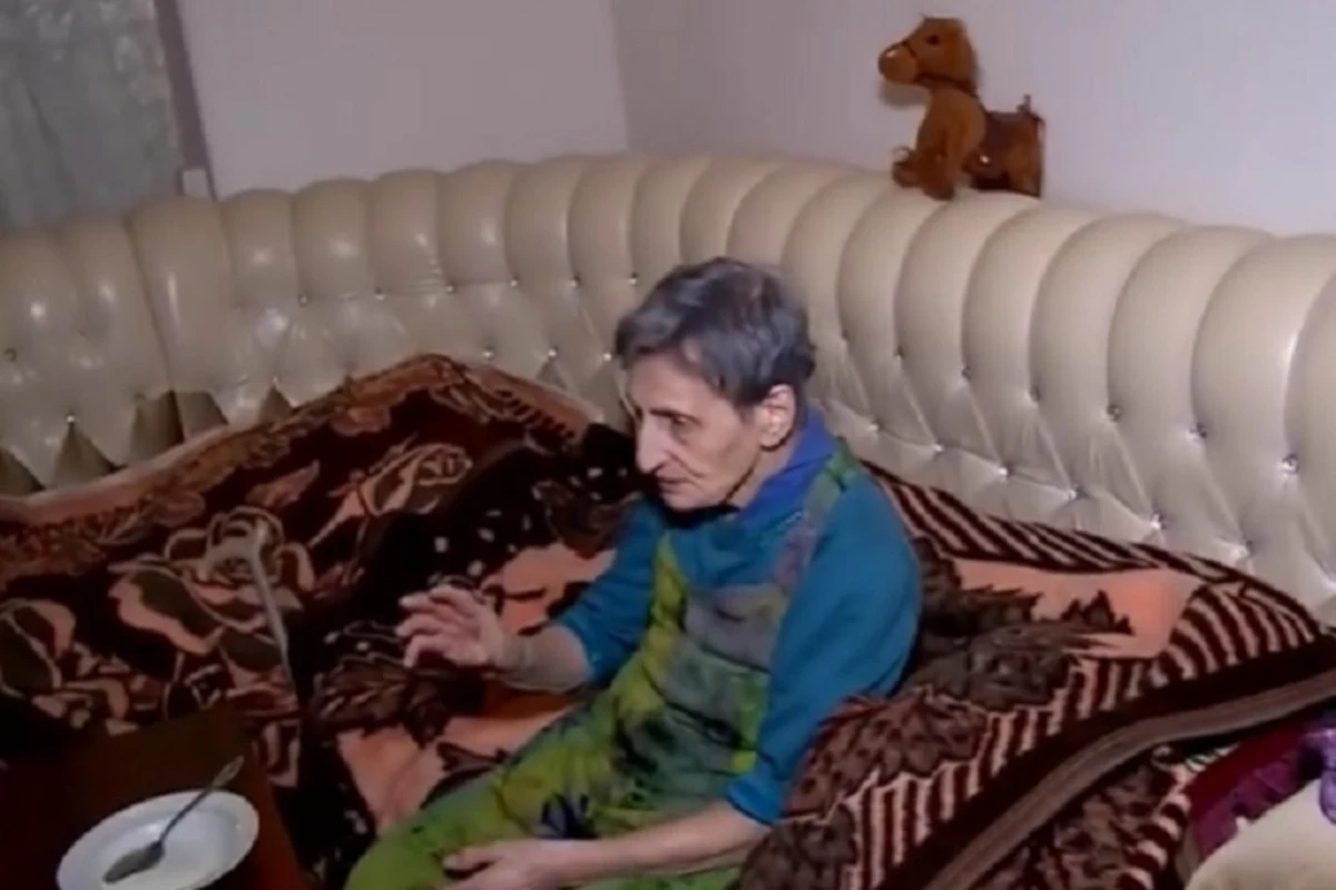 Oğlu və gəlini tərəfindən zorakılığa məruz qalan yaşlı qadın qızıllarından danışdı - VİDEO Oğlu və gəlini tərəfindən zorakılığa məruz qalan yaşlı qadın qızıllarından danışdı - VİDEO