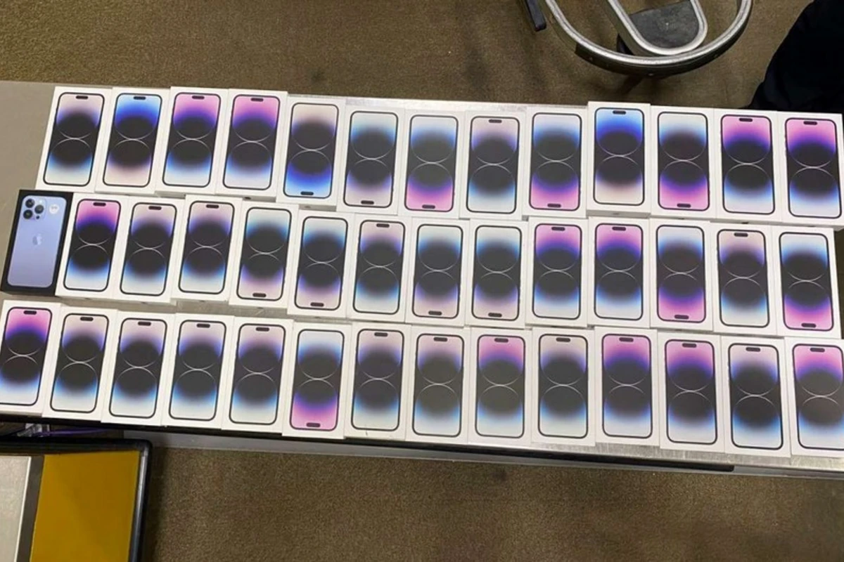 Азербайджанские таможенники задержали пытавшегося пронести 2 чемодана iPhone - ФОТО