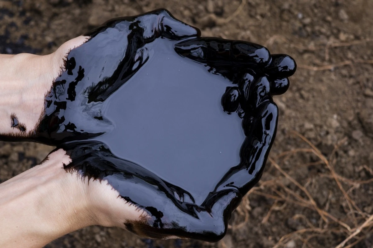 В Азербайджане молодая девушка покончила с собой, выпив нефть