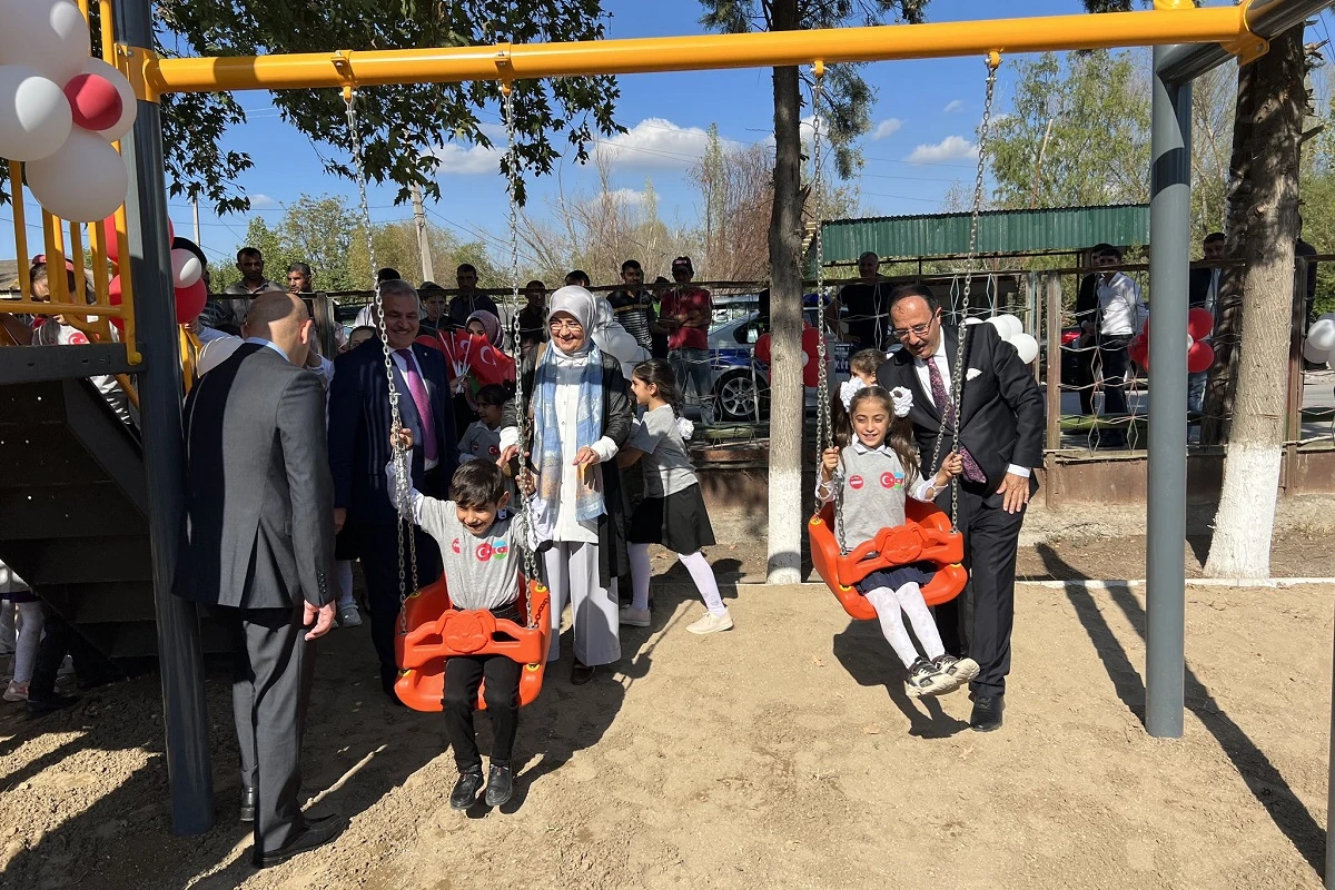 Cahit Bağçı məcburi köçkün ailələrinin övladlarını sevindirdi - FOTO