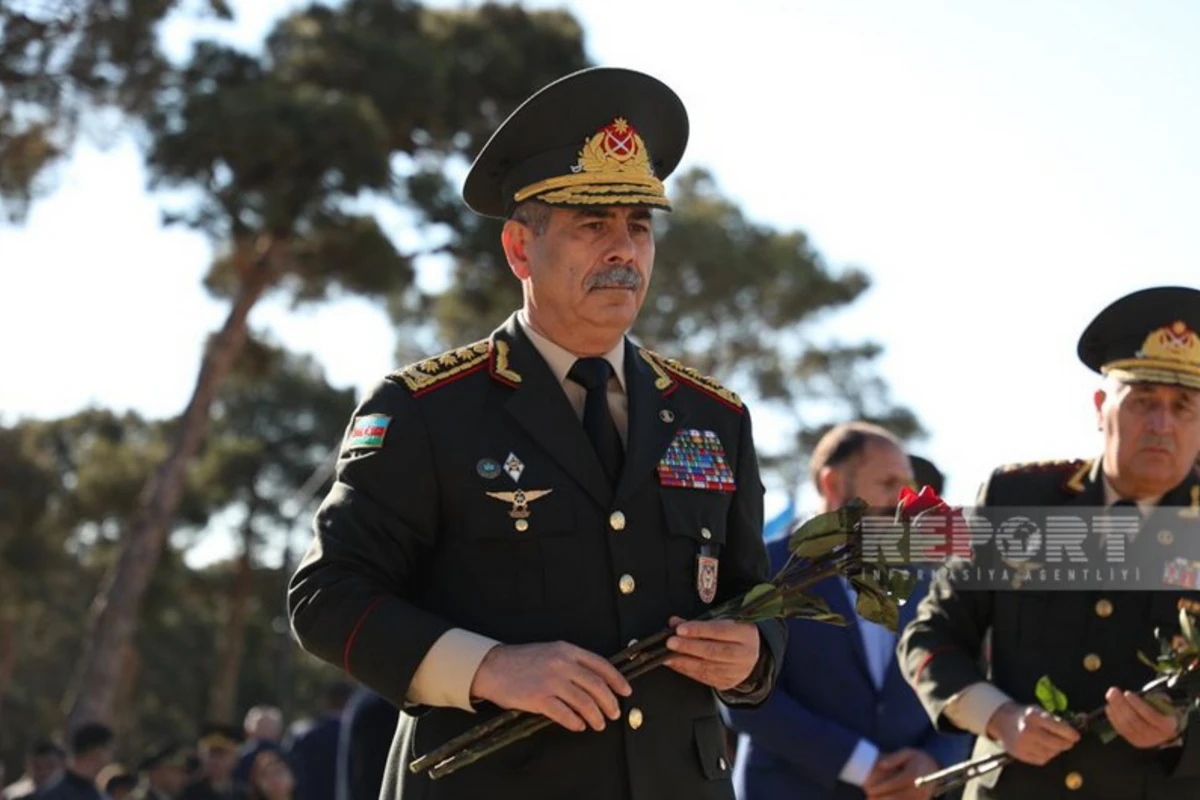 Zakir Həsənov şəhid ailələrinə başsağlığı verib