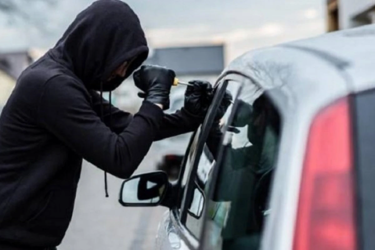 В Баку из автомобиля украдены около 18 тысяч манатов