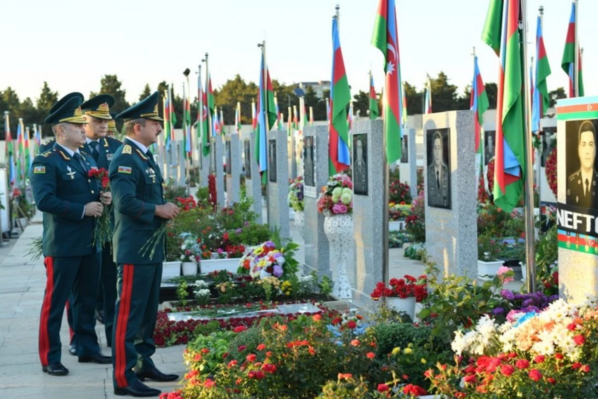DSX rəisi Şəhidlər xiyabanını ziyarət edib