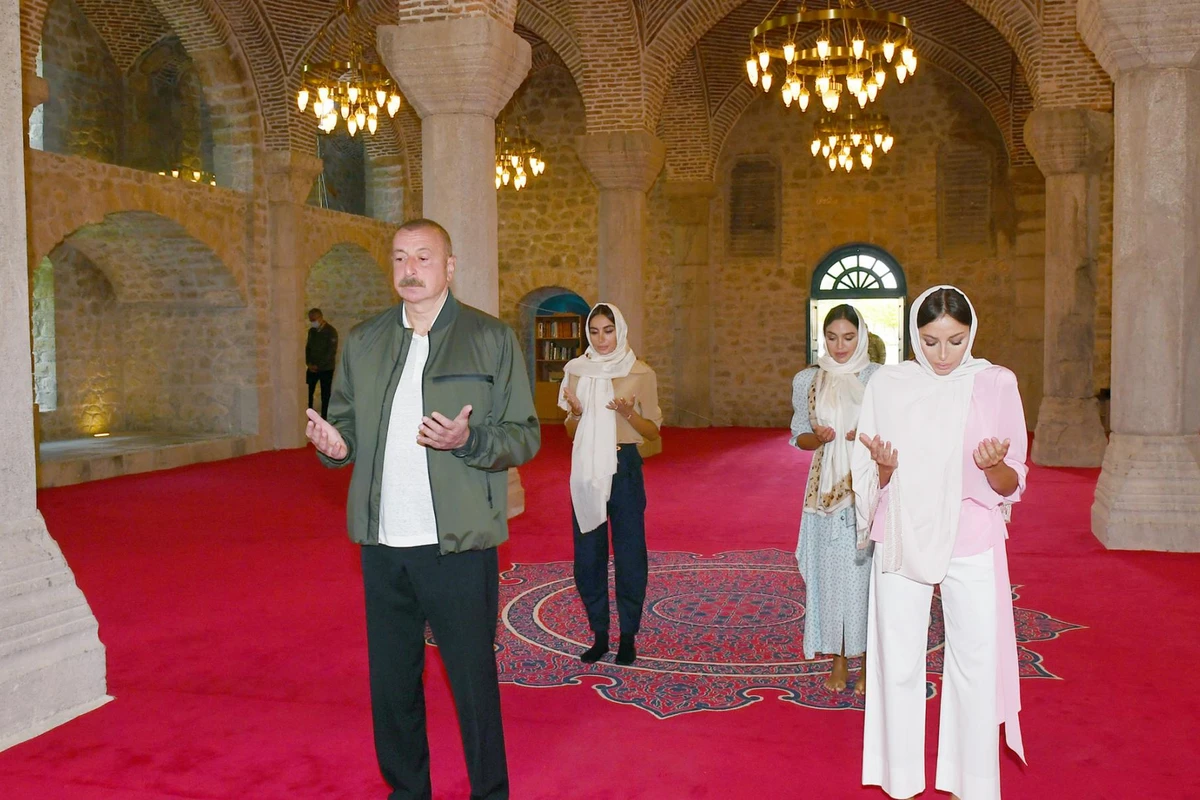 Prezident və Mehriban Əliyeva Şuşada Yuxarı Gövhər Ağa məscidini ziyarət edib - YENİLƏNİB Prezident və Mehriban Əliyeva Şuşada Yuxarı Gövhər Ağa məscidini ziyarət edib - YENİLƏNİB
