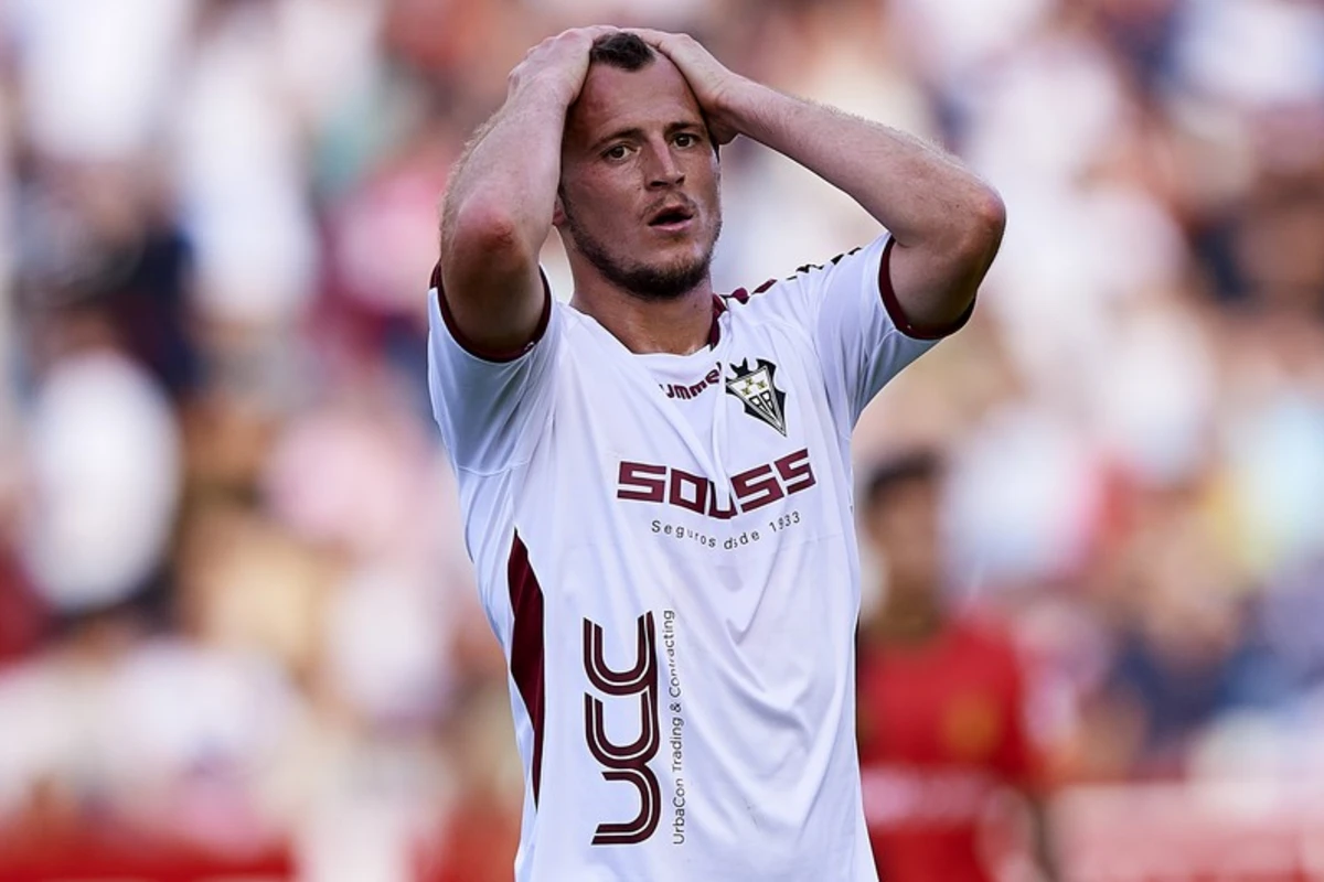 Ukraynalı futbolçu müharibəyə görə karyerasını dondurub