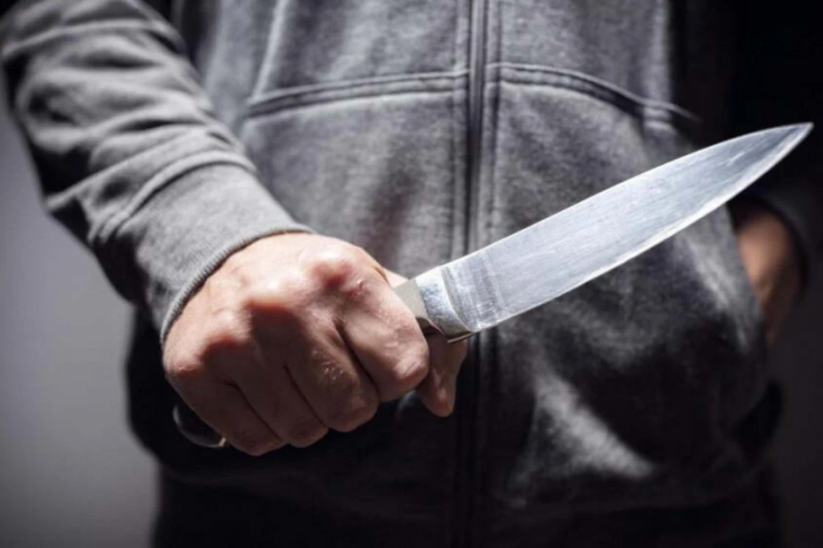 В центре Гянджи 25-летний молодой человек изрезал себя ножом