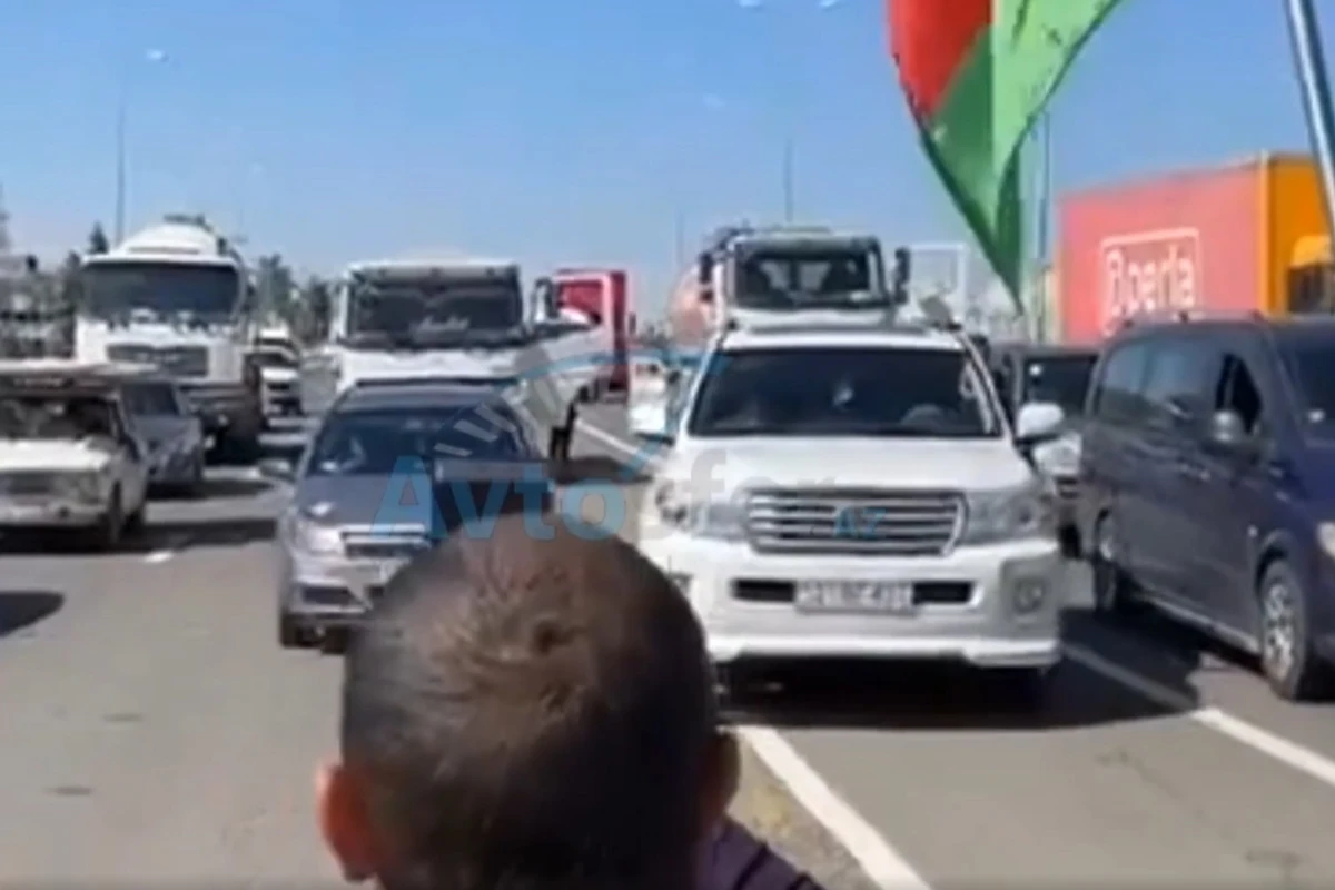 Во время поминовения шехидов водитель Land Cruiser проявил большое неуважение - ВИДЕО
