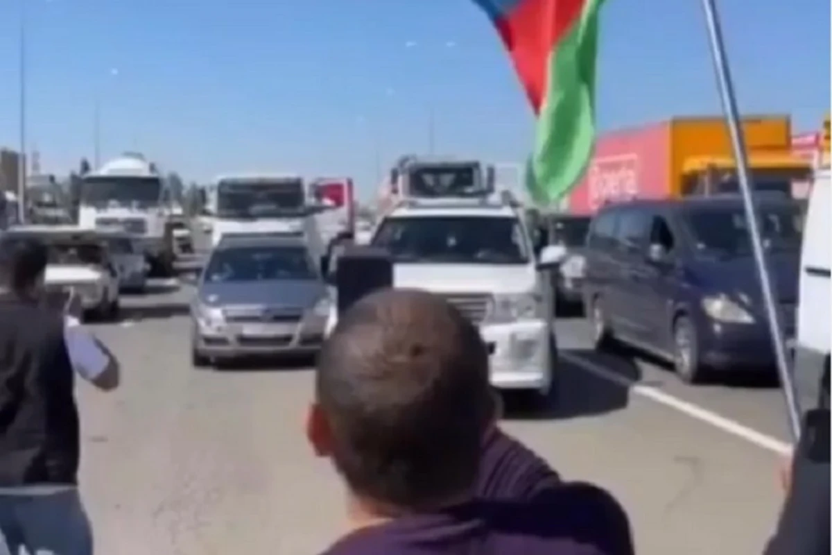 Şəhidlərin anım vaxtı “Land Cruiser” sürücüsündən BÖYÜK HÖRMƏTSİZLİK - VİDEO