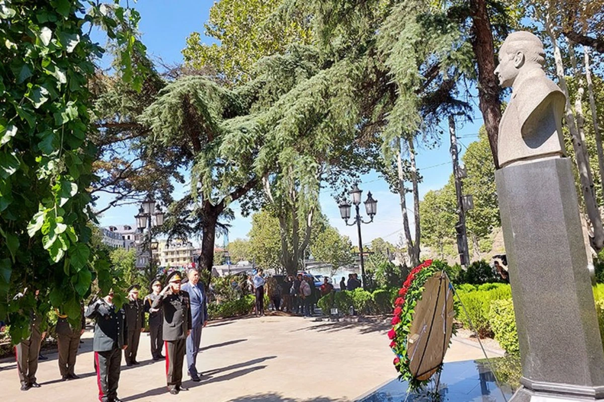 Azərbaycanın Baş Qərargah rəisi Tbilisidə Heydər Əliyevin abidəsini ziyarət edib - FOTO