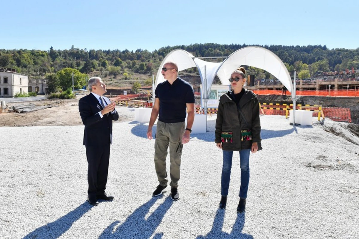 Prezident və birinci xanım Şuşada yeni yaşayış kompleksində tikinti işlərinin gedişi ilə tanış olublar