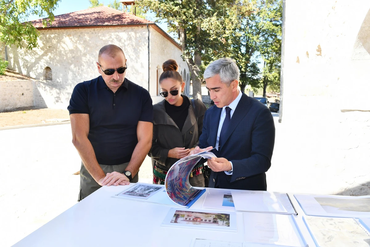 İlham Əliyev və Mehriban Əliyeva Şuşada Mehmandarovların malikanə kompleksində - FOTO İlham Əliyev və Mehriban Əliyeva Şuşada Mehmandarovların malikanə kompleksində - FOTO