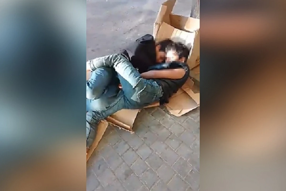 Bakıda küçədə yatan uşaqların valideynləri tapıldı - VİDEO
