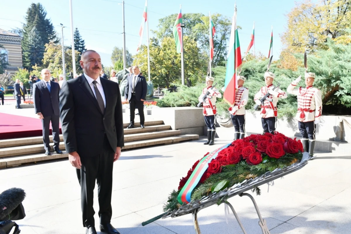 Azərbaycan Prezidenti Sofiyada naməlum əsgərin məzarını ziyarət edib - FOTO Azərbaycan Prezidenti Sofiyada naməlum əsgərin məzarını ziyarət edib - FOTO