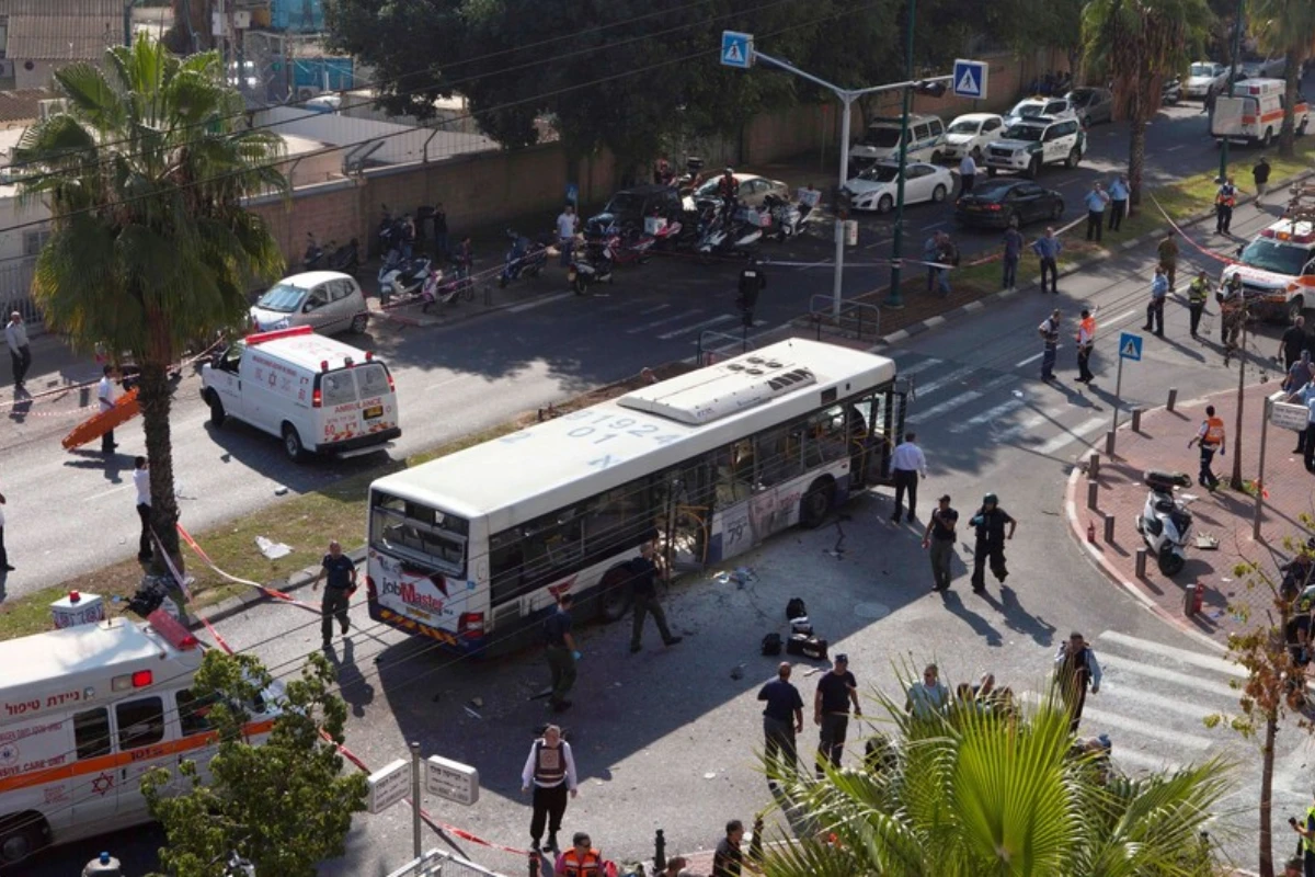 İsraildə naməlum şəxs avtobusa atəş açıb, xəsarət alan var - FOTO