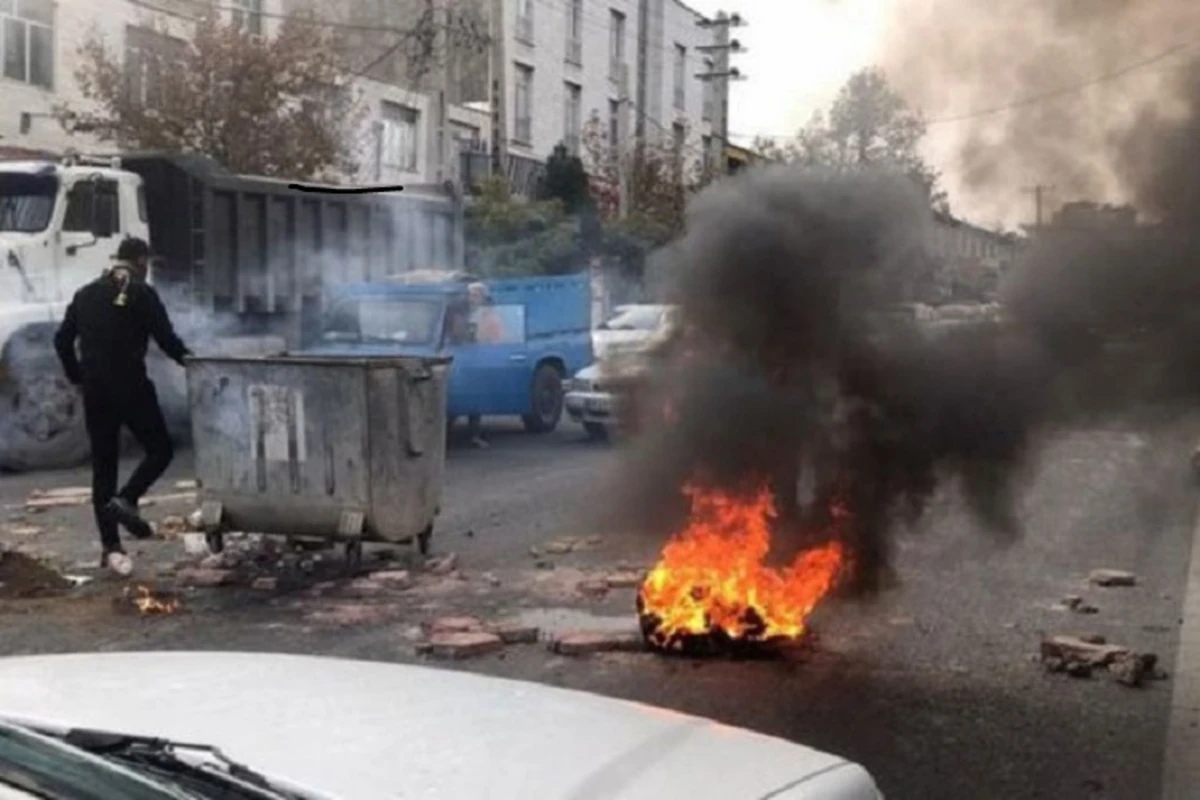 Tehranda etirazlar davam edir: Atəş səsləri eşidilir - VİDEO