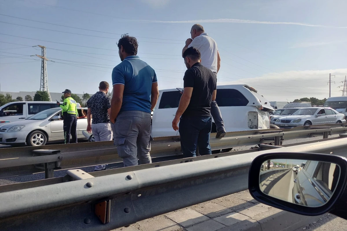 Aeroport yolunda ağır qəza: 3 avtomobil toqquşdu - FOTO/VİDEO