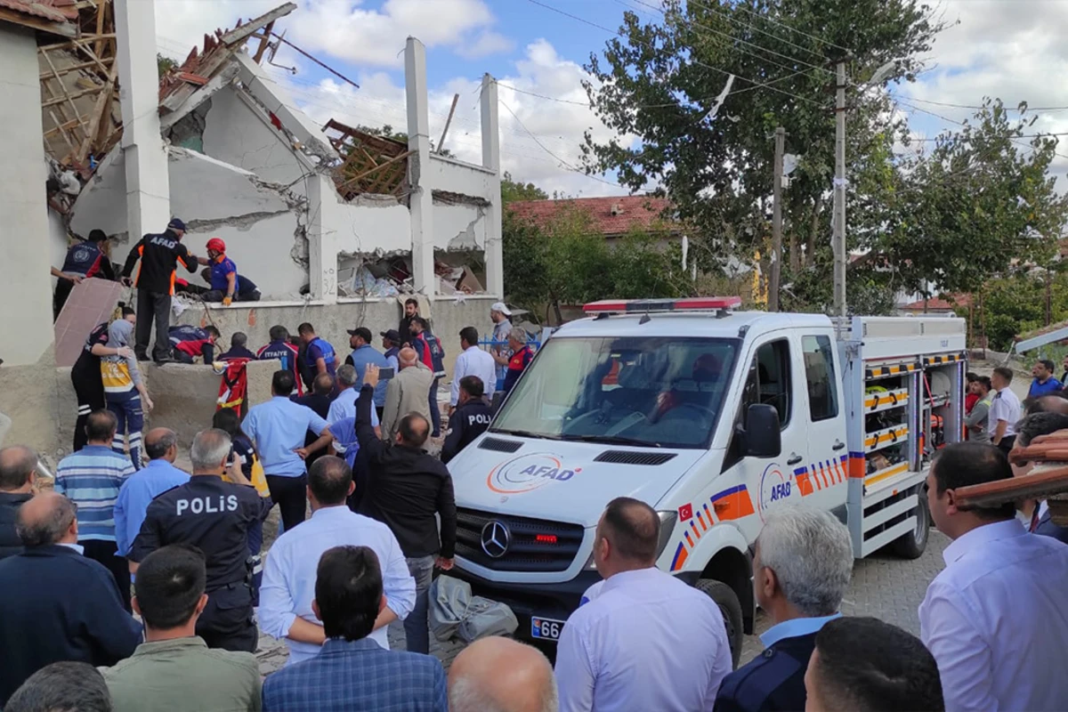 Türkiyədə yaşayış binası çökdü: İnsanlar dağıntılar altında qaldı - FOTO/VİDEO Türkiyədə yaşayış binası çökdü: İnsanlar dağıntılar altında qaldı - FOTO/VİDEO