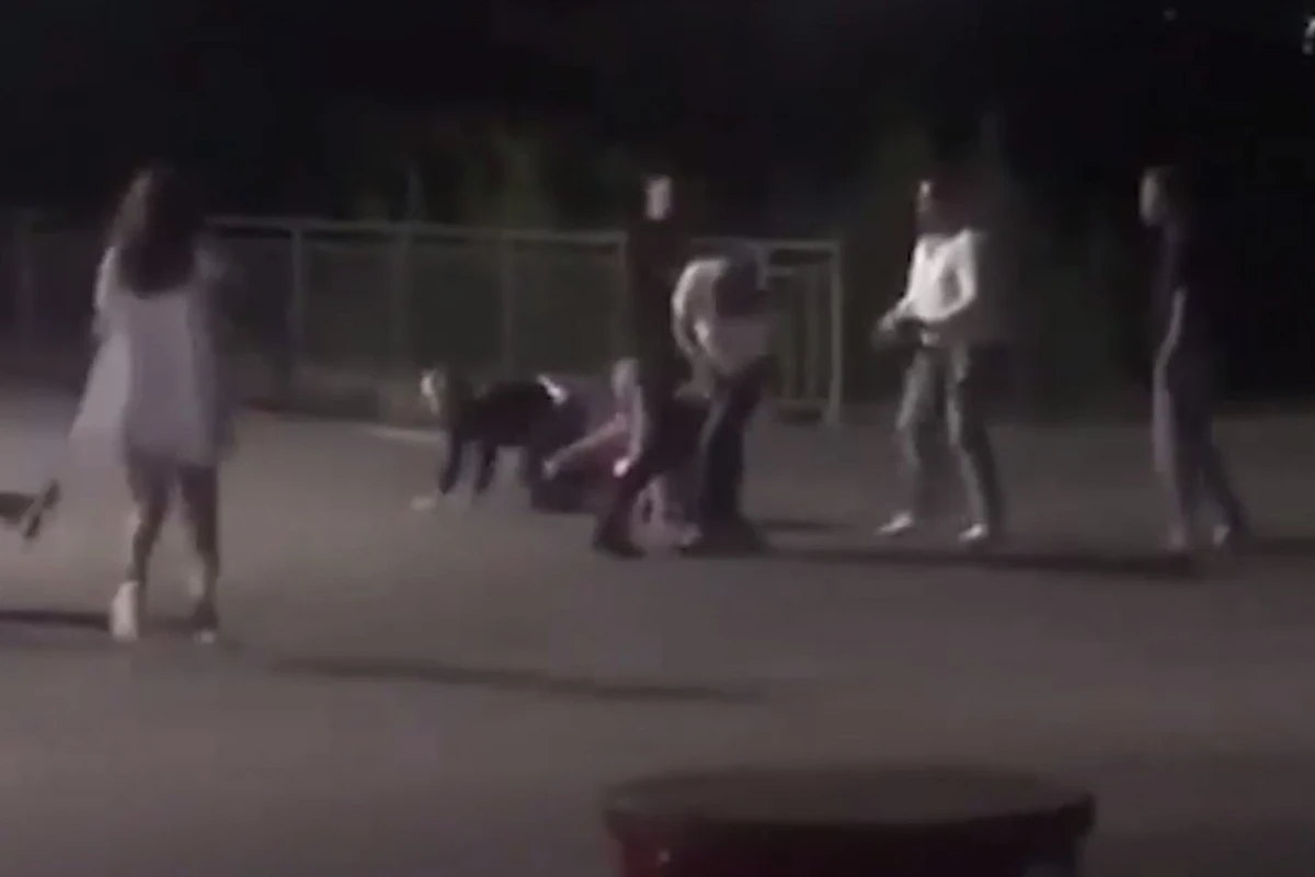 В Баку подрались молодые девушки - ВИДЕО