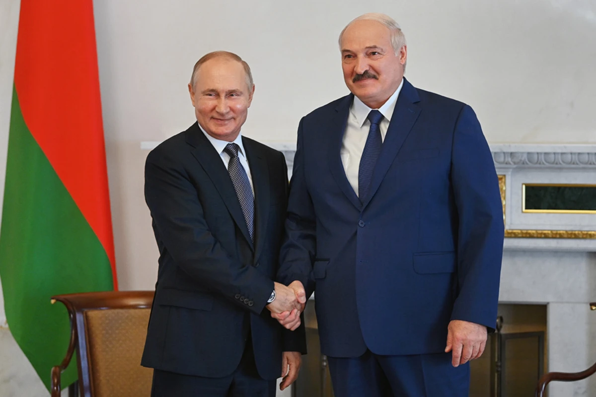 Лукашенко подарил Путину на день рождения трактор - ФОТО