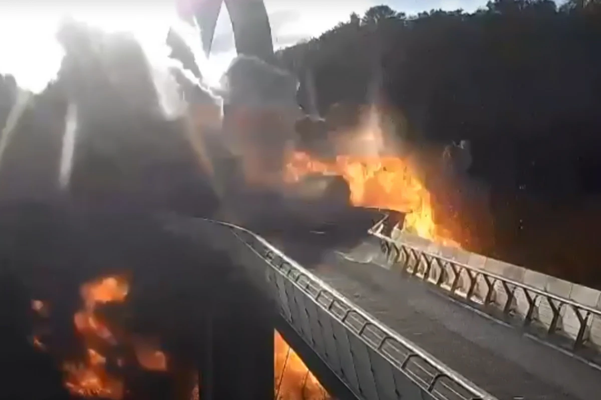 Во время обстрела Киева ракета попала в мост - ВИДЕО