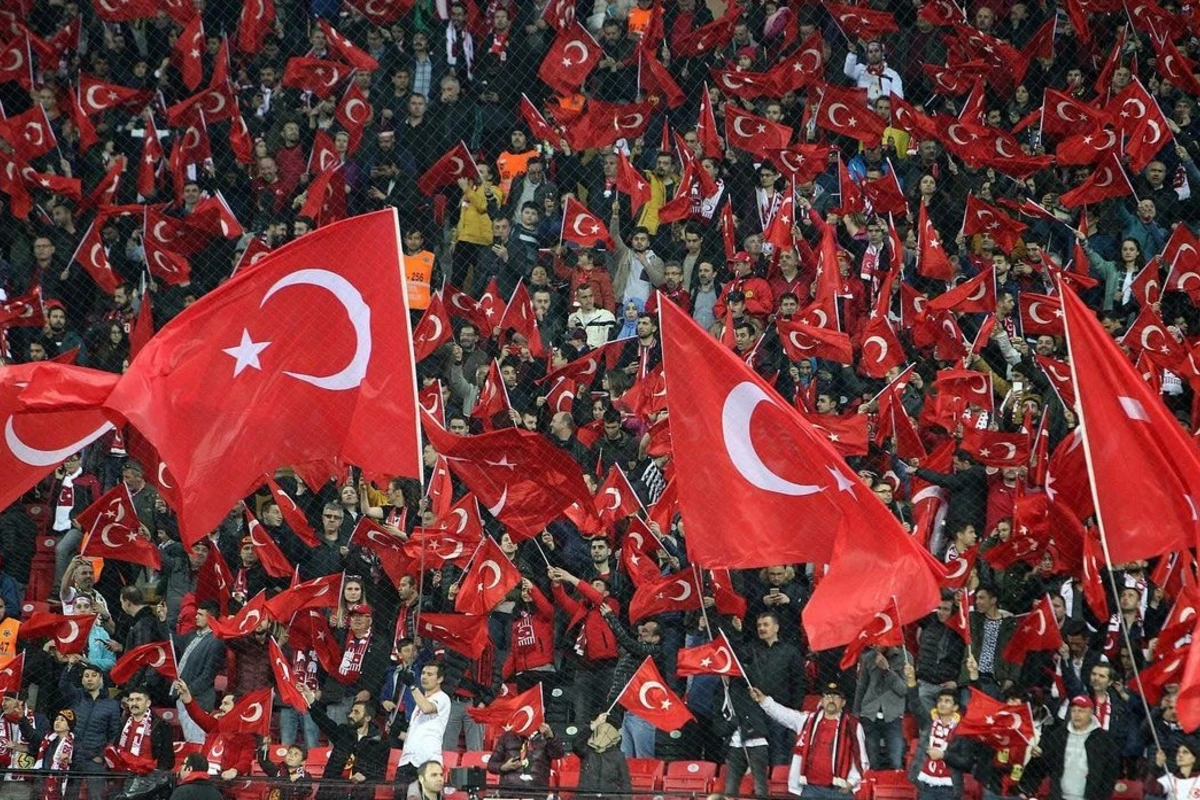 Türk azarkeşlər Ermənistan millisinin paylaşımına Azərbaycanla bağlı şərhlərlə cavab verdi - FOTOLAR