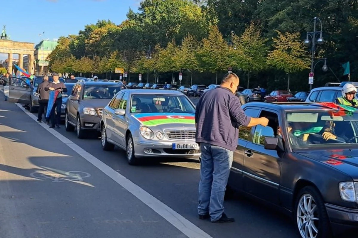Berlində Ermənistanın hərbi cinayətlərinə etiraz olaraq avtoyürüş keçirilib - FOTO