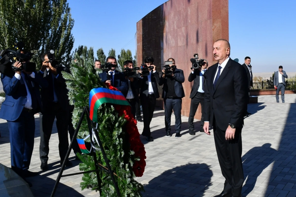 Ильхам Алиев посетил Национальный историко-мемориальный комплекс Ата-Бейит в Бишкеке - ФОТО