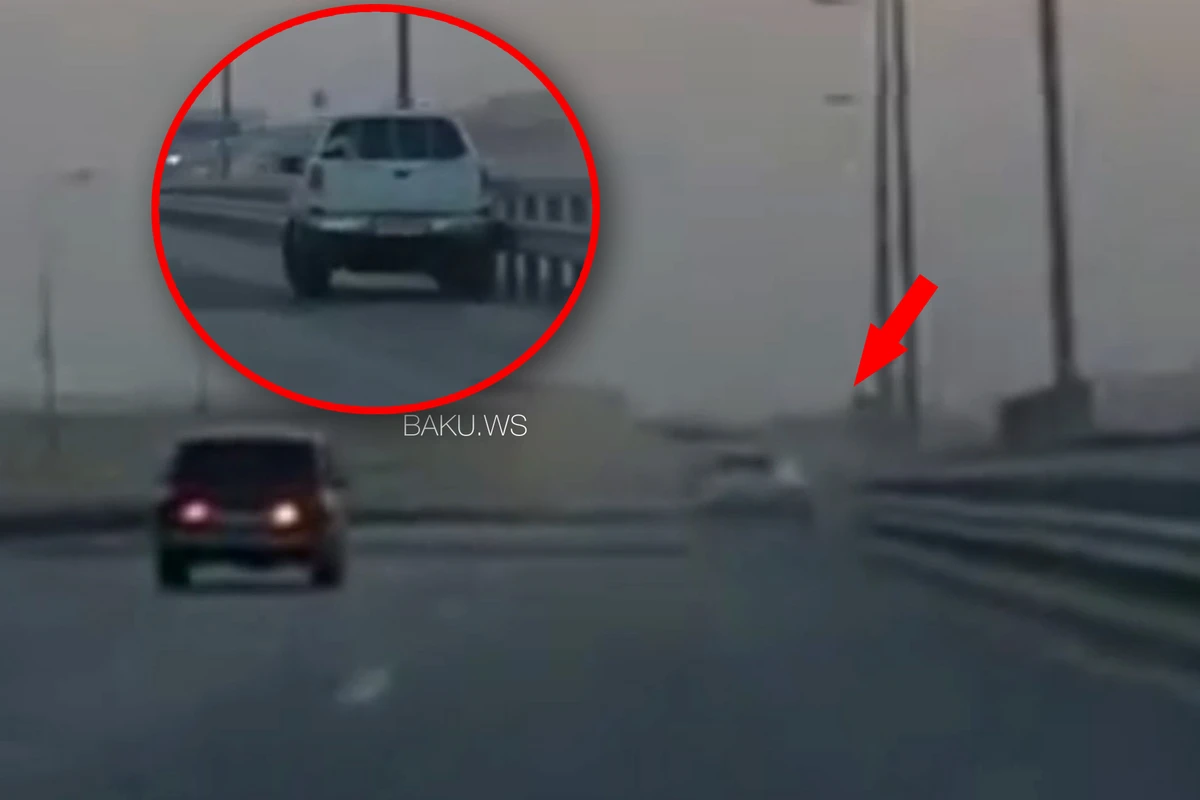 В Баку водителю стало плохо за рулем: Автомобиль врезался в металлические ограждения - ВИДЕО