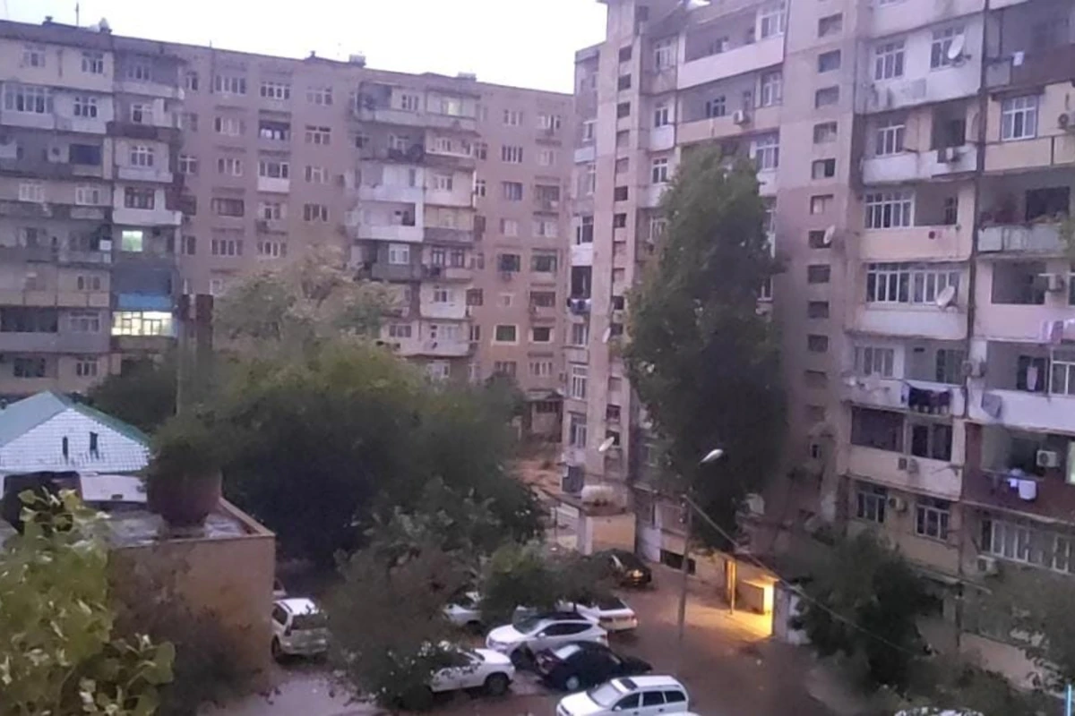 Bakıda gecə çaxan ildırım əhalini qorxuya saldı – VİDEO