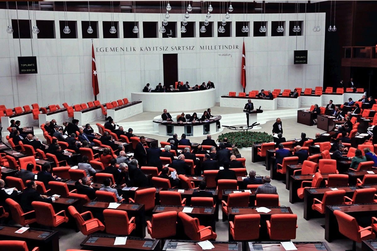Türkiyə parlamenti sosial media ilə bağlı mübahisəli qanunu təsdiqlədi