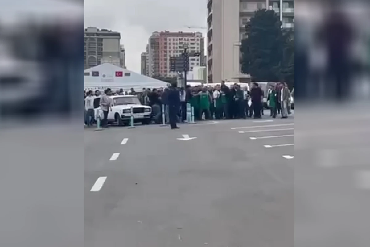Bakıda bal yarmarkasında balçılar yer üstündə kütləvi dava etdilər - VİDEO