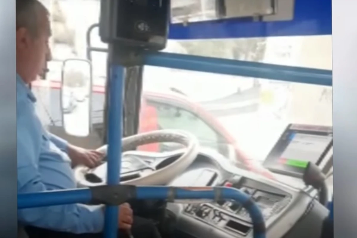Bakıda avtobus sürücüsü yola yox filmə baxır - VİDEO