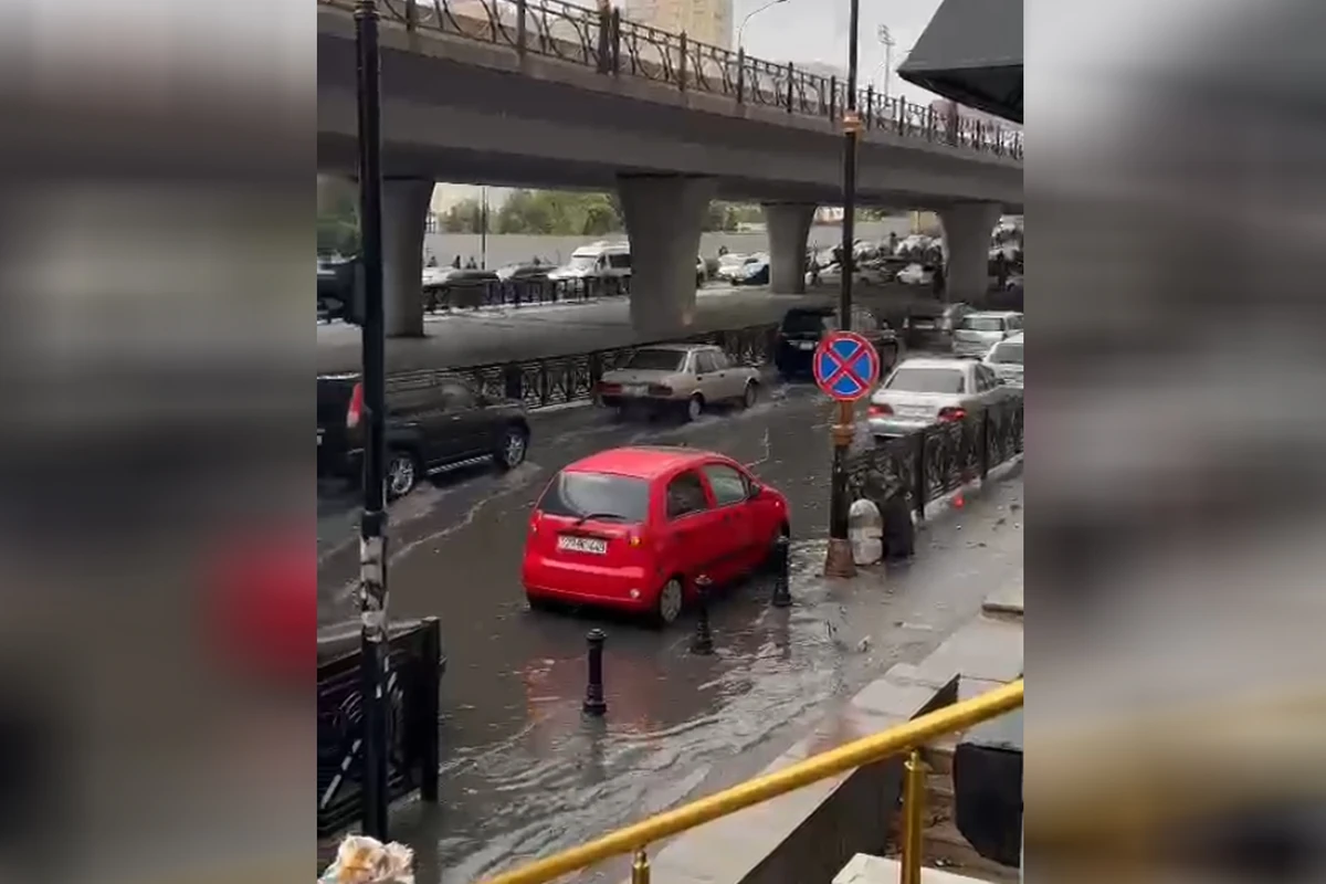Bakıda yağış yağdı, 3-cü mikrorayon dairəsini su basdı - VİDEO