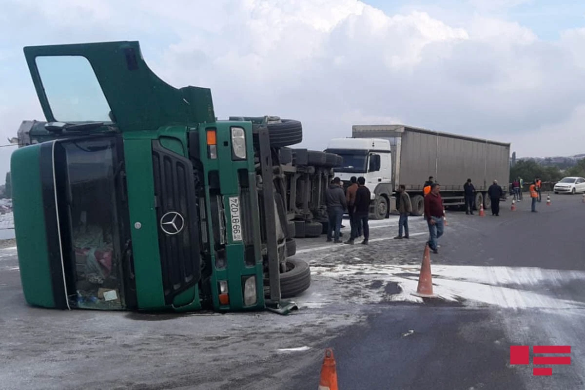 Şəmkirdə yük maşını aşıb - FOTO Şəmkirdə yük maşını aşıb - FOTO