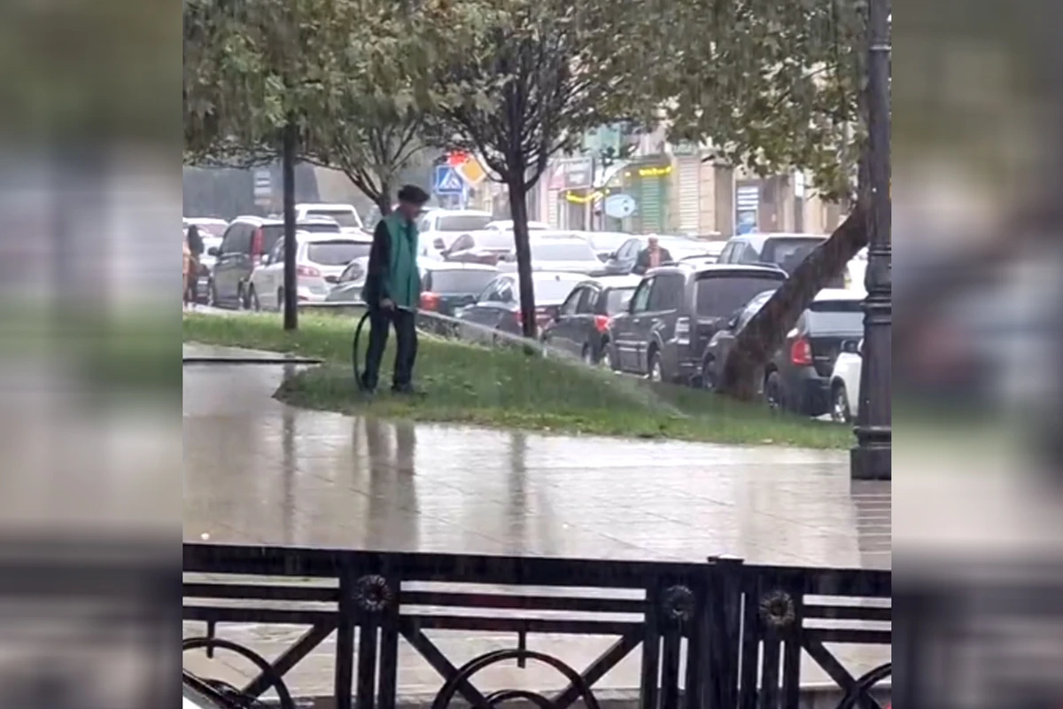 Bakıda leysan zamanı kameraya düşən qəribə görüntülər - VİDEO Bakıda leysan zamanı kameraya düşən qəribə görüntülər - VİDEO