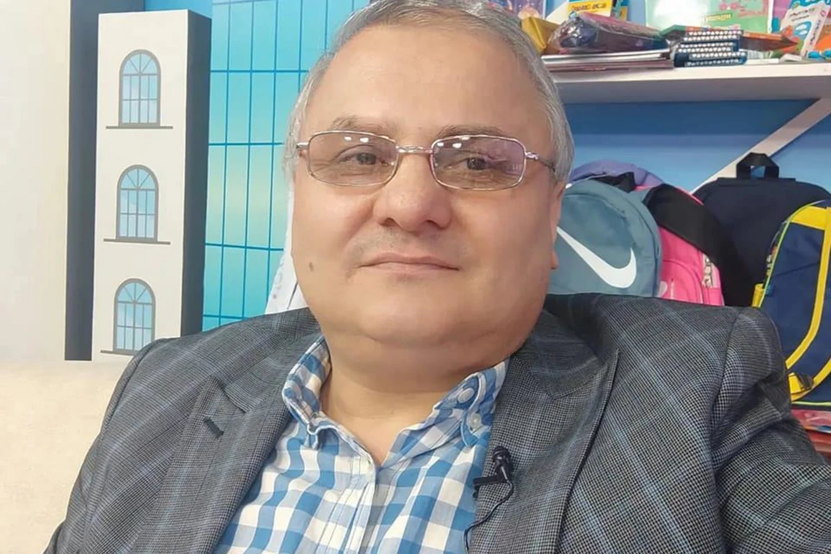 Ekspertlə bloger arasında efirdə mübahisə: Şortik geyinəndə ayaqların xanımlara təsir edə bilər - VİDEO