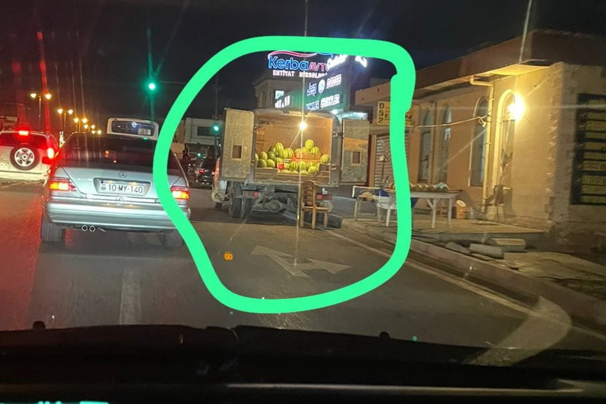 На автобусной полосе в Баку продают арбузы - ФОТО