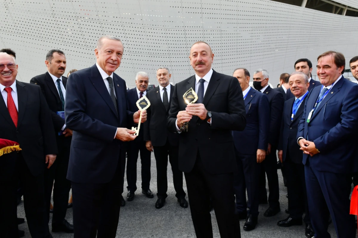 İlham Əliyev və Ərdoğana Zəngilan Beynəlxalq Hava Limanının rəmzi açarları təqdim edilib - VİDEO